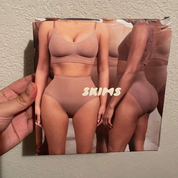 SKIMS - Picture 2 of 4